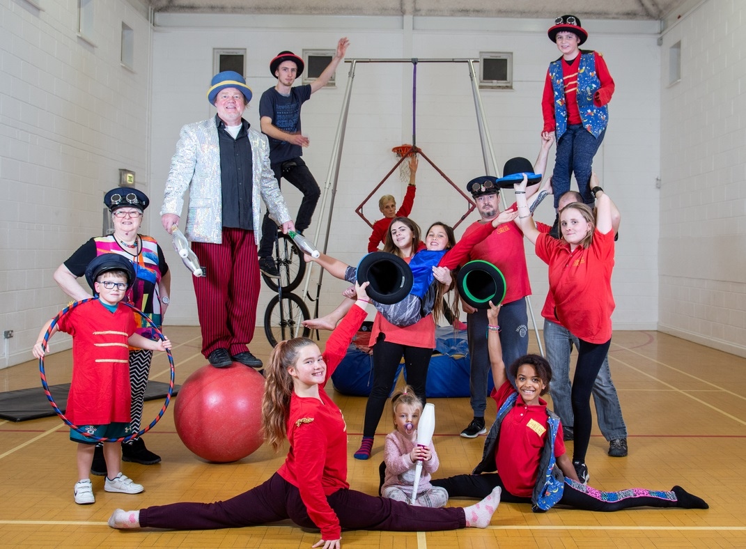 Circus that teaches confidence tricks 